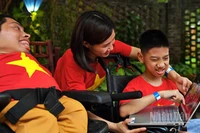 Thanh niên khuyết tật say mê tìm hiểu khoa học-công nghệ.