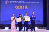 Các đồng chí Bùi Quang Huy, Ủy viên dự khuyết Trung ương Đảng, Bí thư thứ nhất Trung ương Đoàn; Nguyễn Phạm Duy Trang, Bí thư Trung ương Đoàn, Chủ tịch Hội đồng Đội Trung ương trao giải A tặng nhóm tác giả Báo Nhân Dân. 