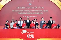 Đại diện Trung ương Đoàn, Trung ương Hội Sinh viên Việt Nam, Đoàn Thanh niên Thành phố Hà Nội chứng kiến các thủ khoa xuất sắc năm 2025 ghi danh Sổ vàng.