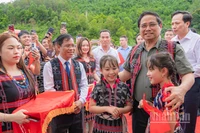 Thủ tướng Phạm Minh Chính và bà con, giáo viên và học sinh xã Tây Giang.