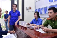 Người dân có nhu cầu giải quyết thủ tục hành chính luôn nhận được sự hỗ trợ tận tình của cán bộ và các tình nguyện viên tại trụ sở Ủy ban nhân dân xã Minh Châu (Hà Nội).