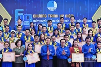 Những thủ lĩnh thanh niên giành Giải thưởng "15 tháng 10" năm nay cùng đại diện Trung ương Đoàn, Trung ương Hội Liên hiệp Thanh niên Việt Nam và các ban, bộ, ngành, đoàn thể.