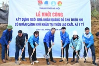 Đại diện đoàn công tác của tuổi trẻ Thủ đô cùng các cơ quan, đoàn thể địa phương khởi công xây dựng căn nhà "Khăn quàng đỏ" tặng gia đình em Ly Xá Cà.