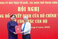 Đồng chí Đỗ Văn Chiến trao Quyết định của Bộ Chính trị về việc điều động, chỉ định đồng chí Hà Thị Nga.