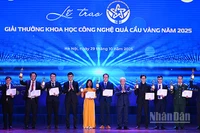 Các đồng chí Đỗ Văn Chiến, Bùi Quang Huy (lần lượt thứ 5 và 8 từ phải sang) trao Giải thưởng Khoa học công nghệ Quả cầu vàng năm 2025 tặng các cá nhân tiêu biểu.