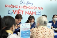 Thầy thuốc trẻ khám sàng lọc cho người dân tại chương trình.