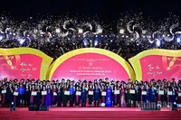 Đại diện lãnh đạo thành phố Hà Nội và các ban, bộ, ngành, đoàn thể Trung ương, địa phương cùng những thủ khoa xuất sắc của Thủ đô được tuyên dương năm nay.