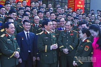 Đại tướng Phan Văn Giang trao đổi về phong trào "Tuổi trẻ sáng tạo" trong quân đội với các đại biểu bên lề chương trình.