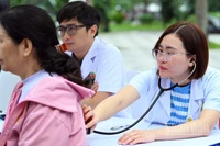Các y, bác sĩ tình nguyện khám bệnh cho người dân Thủ đô.