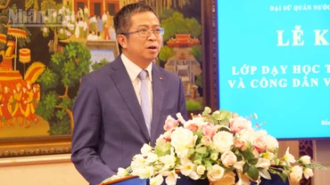 Đại sứ Phạm Thanh Bình phát biểu tại lễ khai giảng.