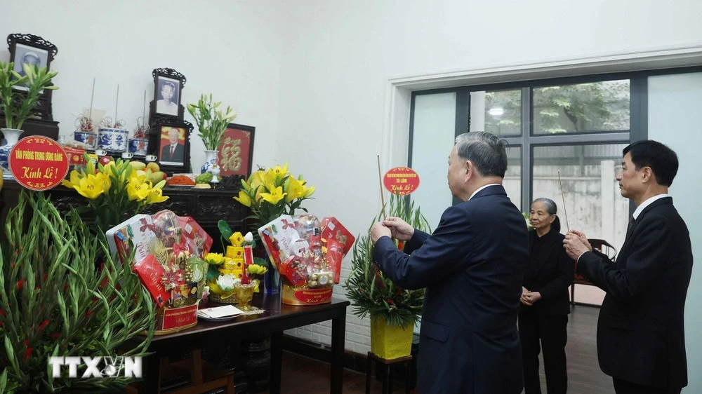 Tổng Bí thư Tô Lâm thắp hương tưởng niệm cố Tổng Bí thư Nguyễn Phú Trọng. (Ảnh: Thống Nhất/TTXVN)