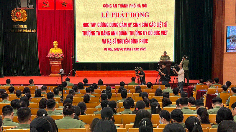 Công an thành phố Hà Nội tổ chức lễ phát động học tập gương dũng cảm hy sinh của 3 liệt sĩ.