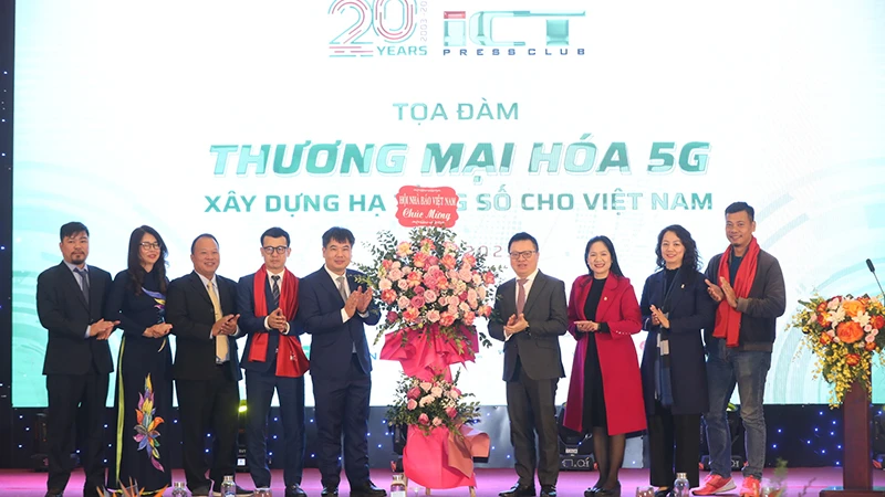 Đồng chí Lê Quốc Minh thay mặt Hội Nhà báo Việt Nam tặng hoa chúc mừng Câu lạc bộ Nhà báo công nghệ thông tin Việt Nam.