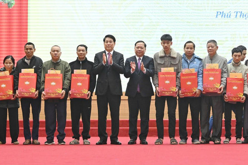 chu-tich-nuoc-luong-cuong-va-dong-chi-nguyen-phi-long-trao-qua-cua-chu-tich-nuoc-cho-cac-ho-ngheo-cua-tinh-phu-tho.jpg