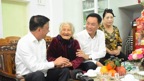 thuong-truc-ban-bi-thu-va-doan-cong-tac-tham-chuc-tet-me-viet-nam-anh-hung-nguyen-thi-su.jpg