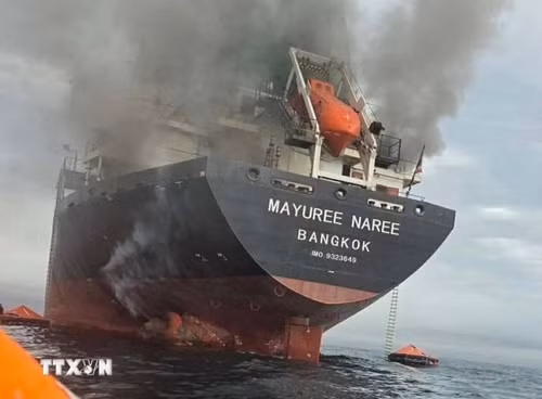 ttxvn-tau-hang-eo-bien-hormuz-2.jpg
