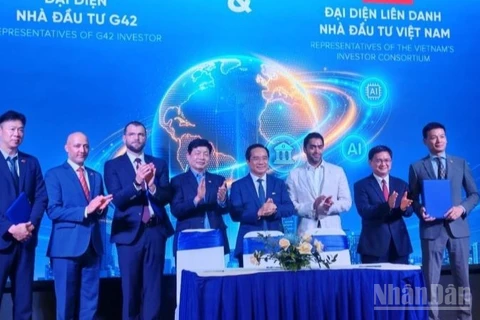 Tập đoàn công nghệ G42 cùng liên danh FPT Corporation và Việt Thái Group đã ký thỏa thuận hợp tác khung về phát triển năng lực AI có chủ quyền và hạ tầng điện toán đám mây tại Việt Nam.