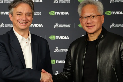 Pascal Daloz, Tổng Giám đốc điều hành Dassault Systèmes (trái) và ông Jensen Huang (phải), Nhà sáng lập kiêm Tổng Giám đốc điều hành NVIDIA ký hợp tác xây dựng kiến trúc AI công nghiệp.