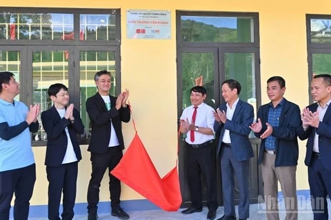 Ông Akiyama Naoki, Tổng Giám đốc UNIQLO Việt Nam và các đại biểu khánh thành công trình mới tại điểm trường Cồn Roàng.