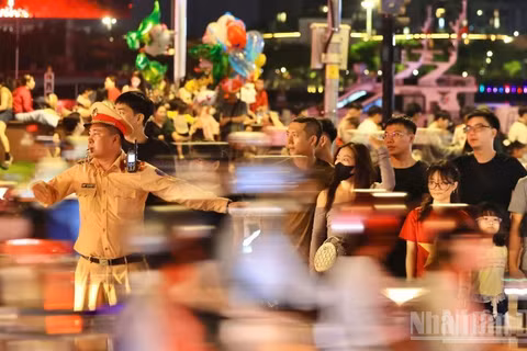 Lực lượng Cảnh sát giao thông điều tiết tối 30/4 trên các tuyến đường. 