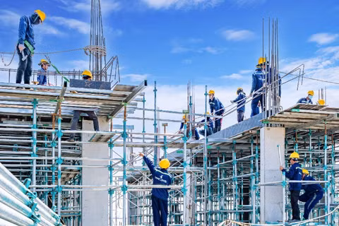 Công nhân thi công một dự án phía nam Thành phố Hồ Chí Minh. 
