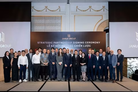 Hội đồng quản trị Janus Group cùng các đối tác trong và ngoài nước tại lễ ký kết.