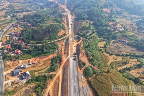 Công trình đường cao tốc cửa khẩu Hữu Nghị-Chi Lăng dự kiến sẽ chính thức thông tuyến vào ngày 19/12 tới.