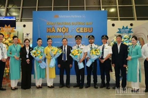 Tổ bay của Vietnam Airlines trên chuyến bay Hà Nội-Cebu.