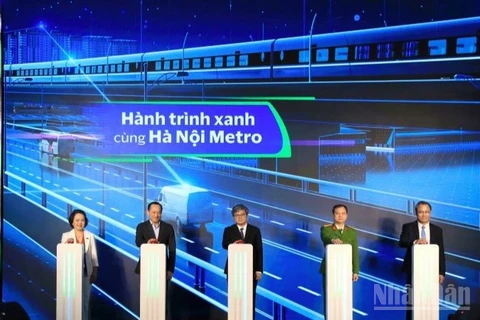 Đại diện lãnh đạo các cơ quan, đơn vị bấm nút khai trương hệ thống kiểm soát vé tự động trên tuyến đường sắt Cát Linh-Hà Đông.