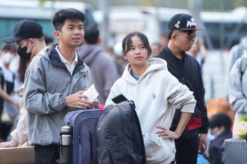 Sinh viên về quê đón Tết sáng 8/2.