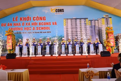 Các đại biểu thực hiện nghi thức khởi công dự án. 
