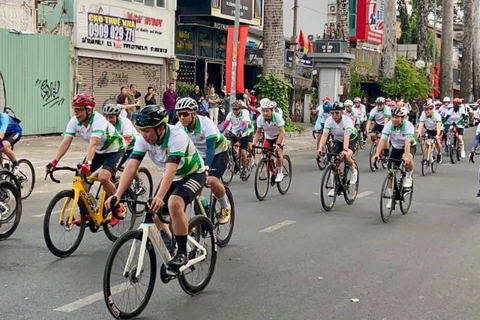 Các vận động viên Câu lạc bộ xe đạp chuyên nghiệp Công an Thành phố Hồ Chí Minh ra mắt người dân thành phố.