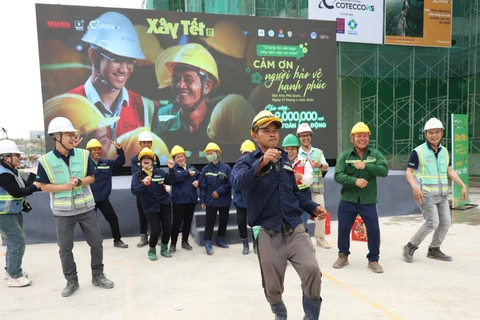 Các công nhân hân hoan, vui tươi tại chương trình "Xây Tết 2026".