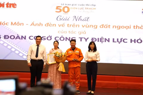 Đại diện Ban Tổ chức trao giải cho nhóm tác giả đạt giải Nhất. 