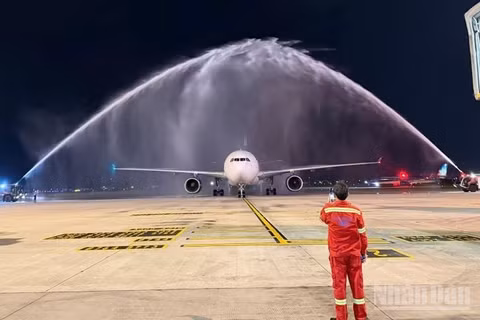 Chuyến bay WE 271 của Parata Air được chào đón bằng nghi lễ phun vòi rồng, nghi lễ chào đón trọng thị của ngành hàng không.