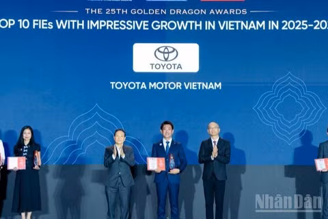 Công ty ô-tô Toyota Việt Nam nhận Giải thưởng Rồng vàng.