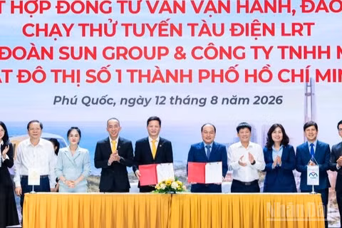Tập đoàn Sun Group ký Hợp đồng tư vấn vận hành, đào tạo và chạy thử tuyến tàu điện LRT với Công ty Đường sắt đô thị số 1 Thành phố Hồ Chí Minh. (Ảnh: DƯƠNG NA)