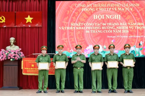 Các cá nhân có thành tích xuất sắc trong công tác phòng, chống tội phạm và tệ nạn ma túy 6 tháng đầu năm 2026 nhận giấy khen của Giám đốc Công an Thành phố Hồ Chí Minh.
