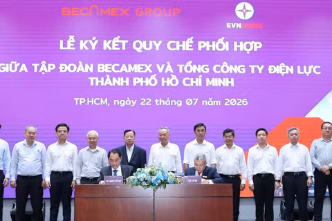 Lãnh đạo EVNHCMC và Becamex Group ký kết và chứng kiến nghi thức ký kết Quy chế phối hợp giữa hai đơn vị.