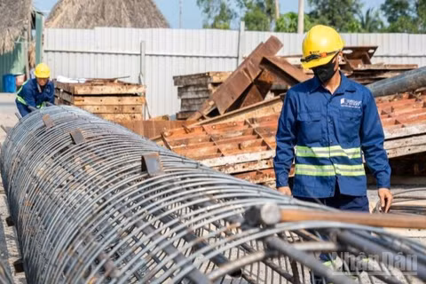 Hàng nghìn kỹ sư, công nhân miệt mài bám trụ công trường thi công đường cao tốc Đồng Đăng-Trà Lĩnh, thi công “xuyên lễ”.
