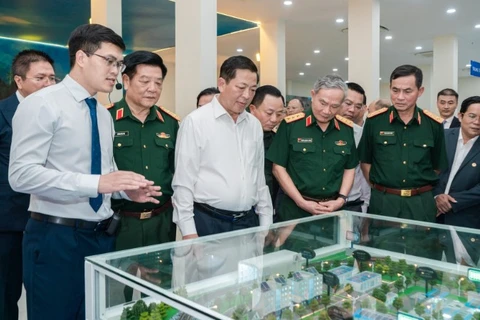 Bộ trưởng Xây dựng Trần Hồng Minh tham quan Phòng mô phỏng điều khiển và khai thác đường sắt tốc độ cao tại UTH. (Ảnh: UTH)