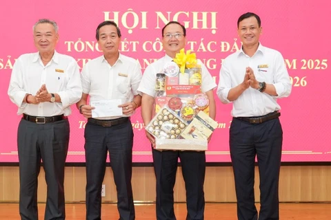 Đồng chí Phạm Quốc Bảo, Bí thư Đảng ủy, Chủ tịch HĐTV (bìa trái) và đồng chí Phạm Văn Thảo, Phó Chủ tịch Công đoàn EVNHCMC tặng quà chúc mừng hội nghị.