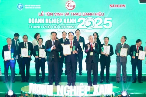 Đại diện lãnh đạo EVNHCMC nhận danh hiệu Doanh nghiệp xanh. 