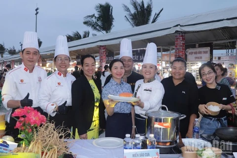 Lãnh đạo Sở Văn hóa-Thể thao Thành phố Hồ Chí Minh tham gia Lễ hội ẩm thực và trải nghiệm ẩm thực tại các gian hàng.