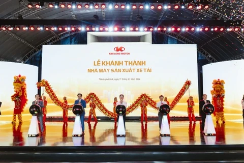 Các đại biểu thực hiện nghi thức khánh thành nhà máy sản xuất xe tải. (Ảnh: Kim Long Motor)