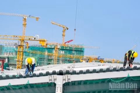 Công nhân thi công Trung tâm hội nghị và Triển lãm APEC Phú Quốc.