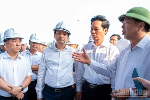 Bộ trưởng Xây dựng Trần Hồng Minh (mũ cối, ngoài cùng bên phải) kiểm tra tiến độ thi công dự án đường cao tốc Thành phố Hồ Chí Minh-Long Thành-Dầu Giây.