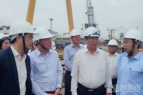 Bộ trưởng Xây dựng Trần Hồng Minh (thứ hai từ trái sang) nghe lãnh đạo các đơn vị đóng tàu báo cáo tình hình khó khăn do việc điều chỉnh quy hoạch gây ra.