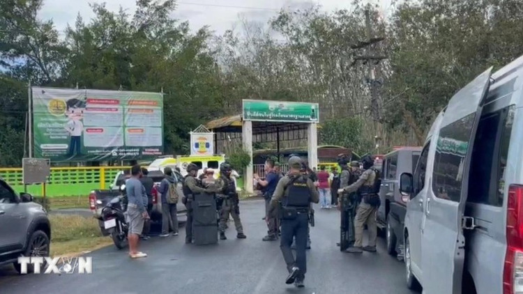 Cảnh sát được triển khai tại trường học Patong Prathankiriwat ở huyện Hat Yai, tỉnh Songkhla, Thái Lan, sau khi xảy ra vụ nổ súng ngày 11/2/2026. (Ảnh: THX/TTXVN)