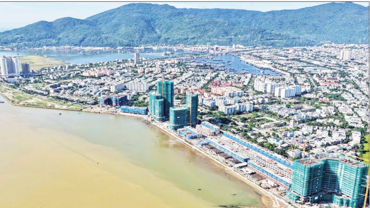 Nhiều tòa cao ốc đang xây dựng dọc bờ sông Hàn, thành phố Đà Nẵng. (Ảnh: VĂN ĐÔNG)